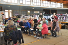 Besucher sind sehr gespannt was beim Richten so passiert